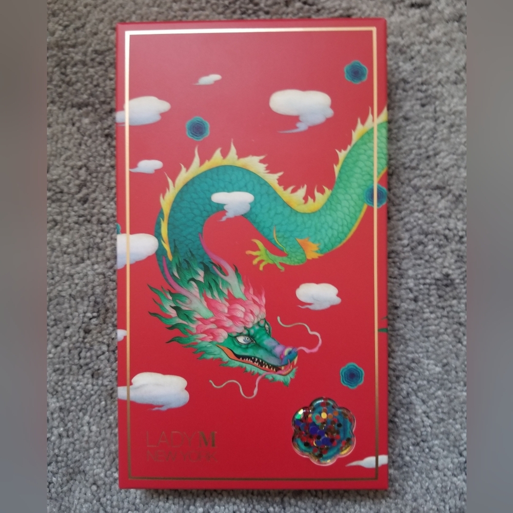 Lady M Lunar New Year Box With 5 Decorative Red Envelopes - Picture 6 of 8